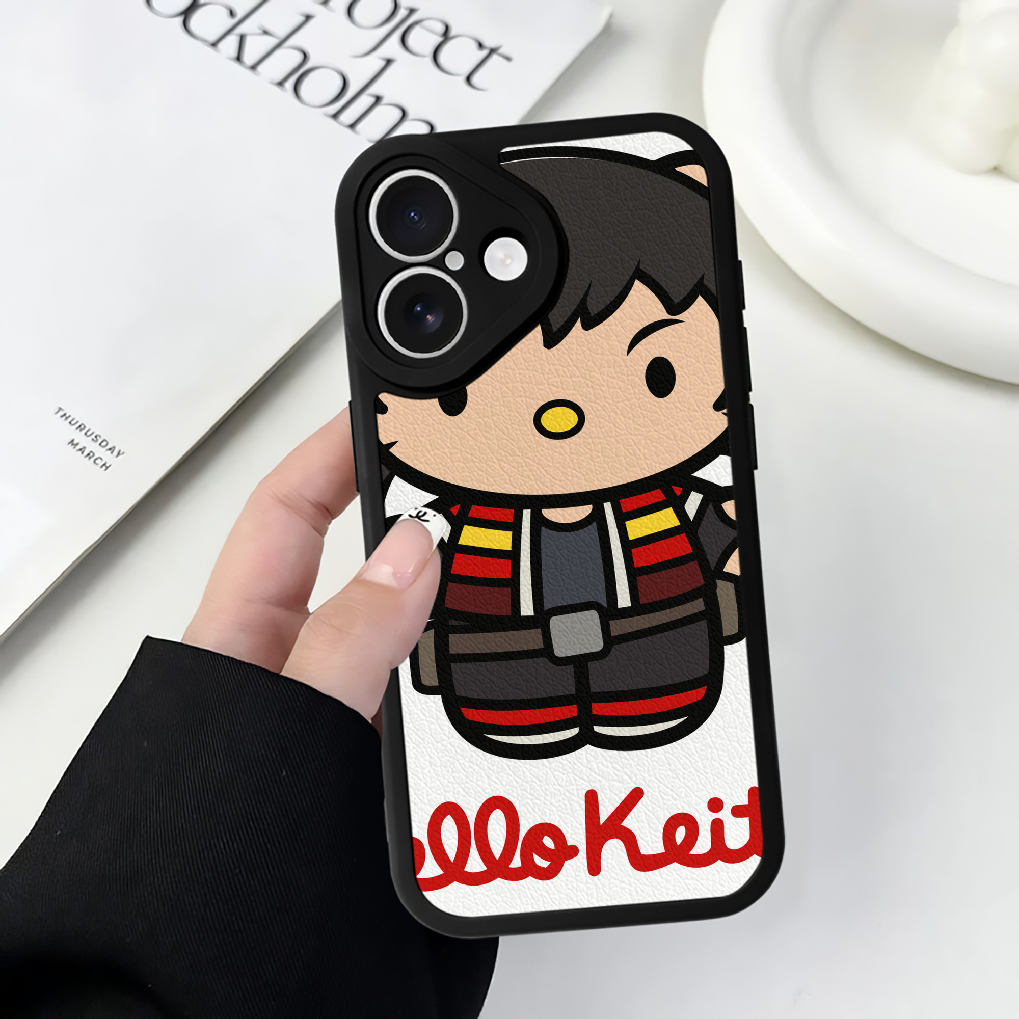 （画像用） Hello Kitty ハローキティ 【iPhone 16シリーズ対応】シリコンスマホケース（レザー調） 材質：シリコン